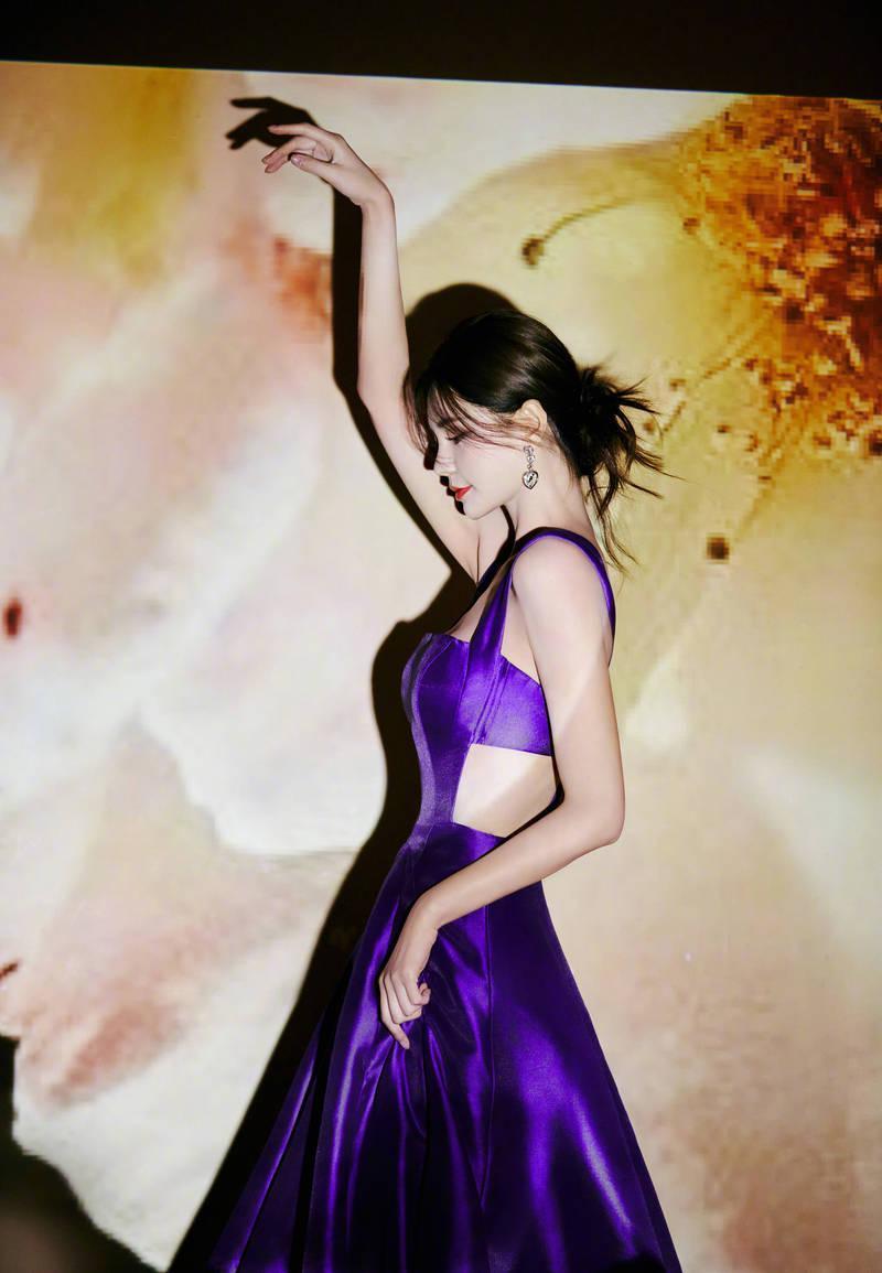 沈梦辰露性感美背 散发迷人的熟女气质