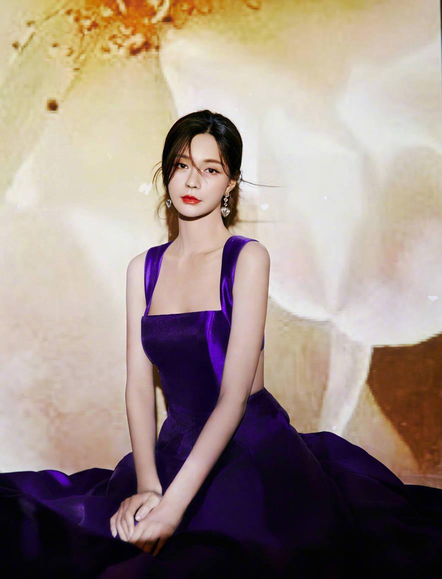 沈梦辰露性感美背 散发迷人的熟女气质