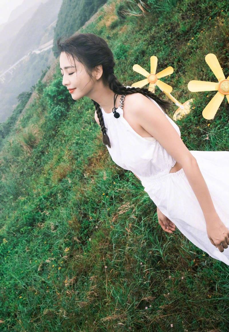佟丽娅与董璇出游晒照 穿镂空裙纯洁恬静