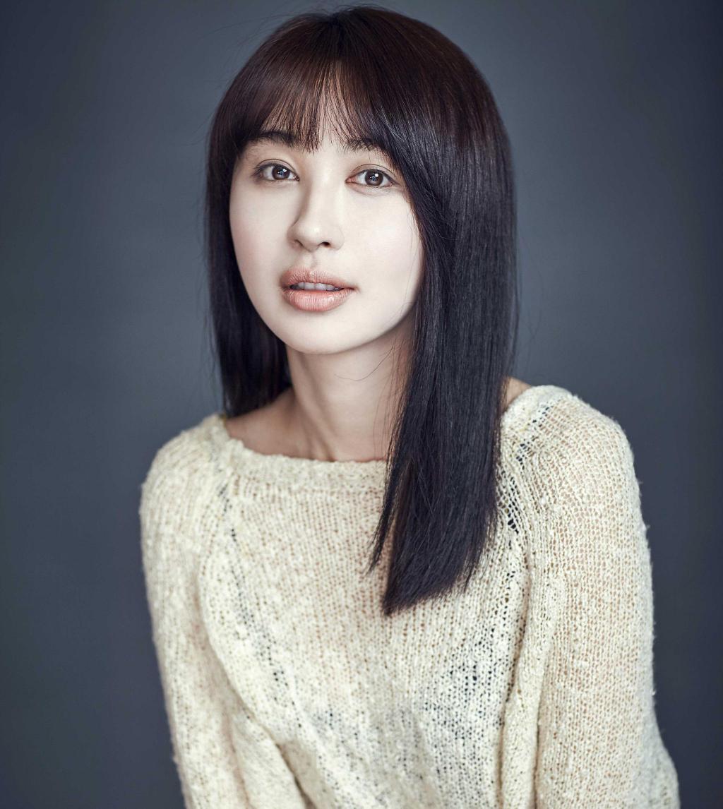 36岁李菲儿：机场大胆撩衣露身材，露出内搭的倒三角部位惹争议！