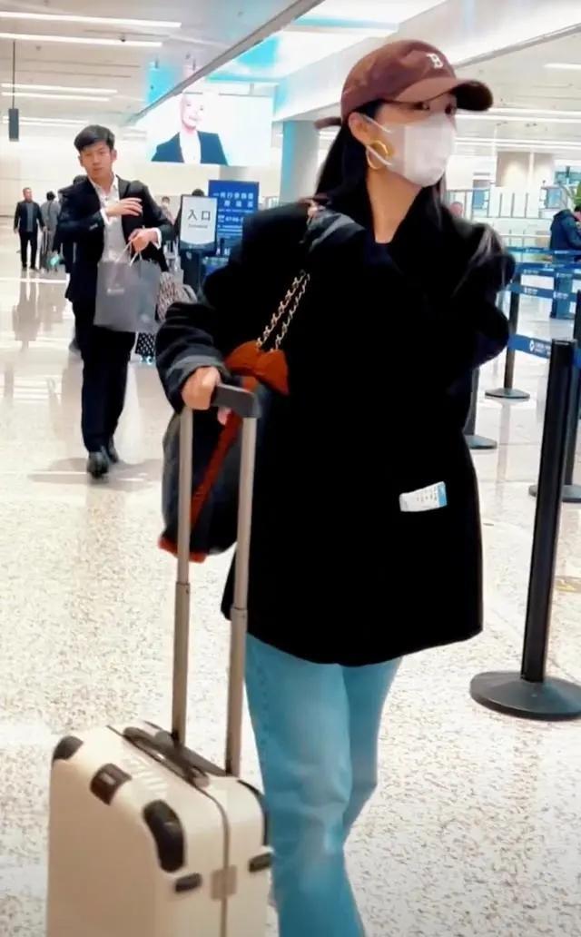 36岁李菲儿：机场大胆撩衣露身材，露出内搭的倒三角部位惹争议！