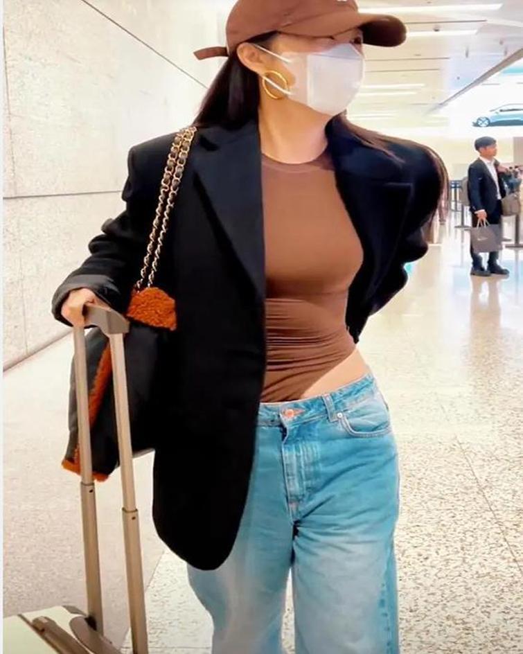 36岁李菲儿：机场大胆撩衣露身材，露出内搭的倒三角部位惹争议！
