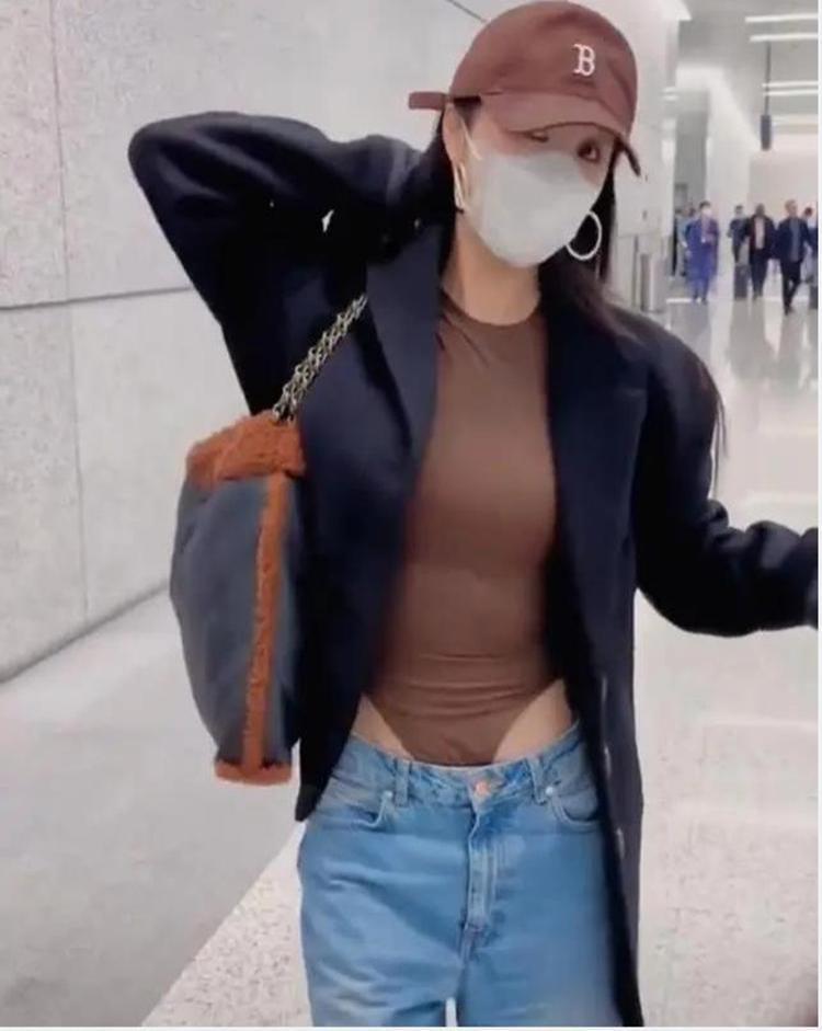36岁李菲儿：机场大胆撩衣露身材，露出内搭的倒三角部位惹争议！