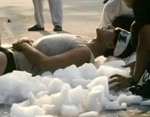 13年后，顶流男星之死