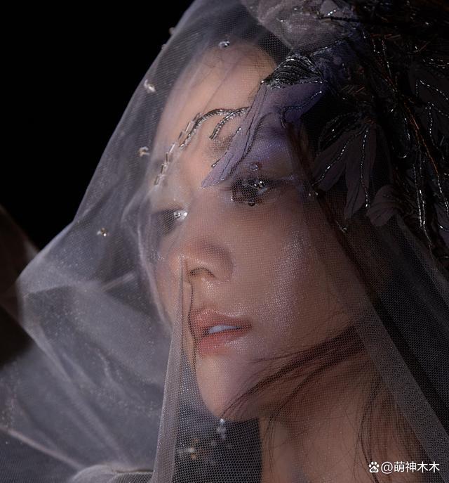 赵丽颖最新硬照翻车！妆容显脏眼神胆怯，被嘲满屏土味