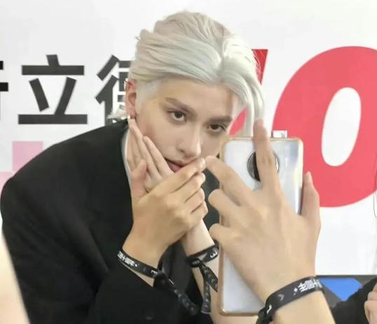 救命，怎么都在庆祝她守寡？