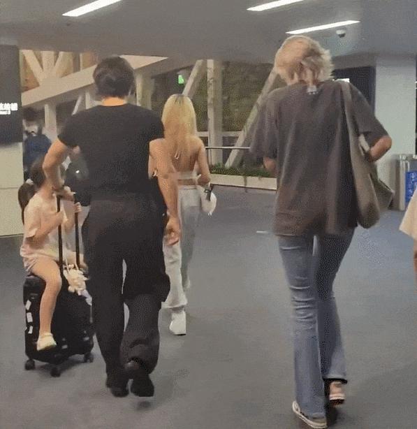 救命，怎么都在庆祝她守寡？