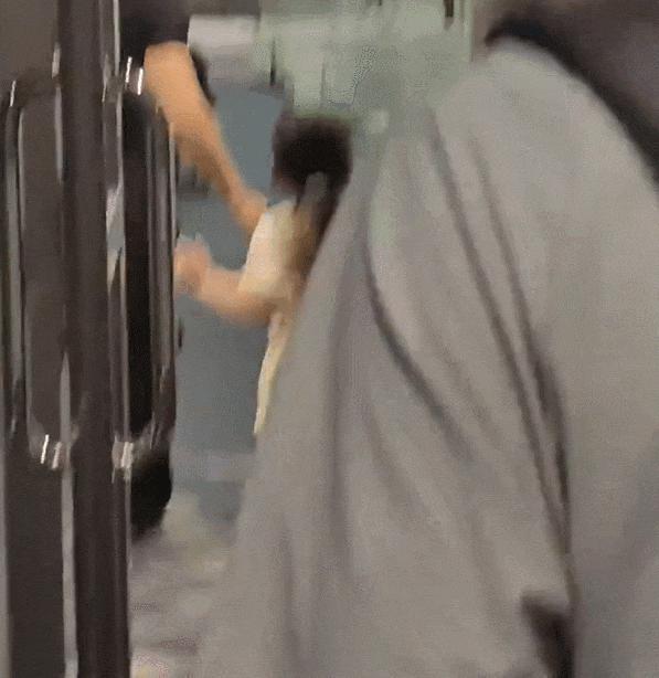 救命，怎么都在庆祝她守寡？