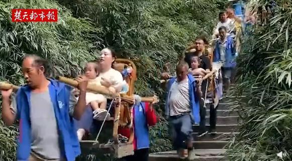 救命，怎么都在庆祝她守寡？