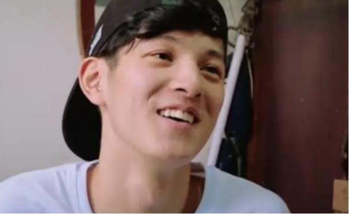 抱抱他吧…感觉他要碎掉了？