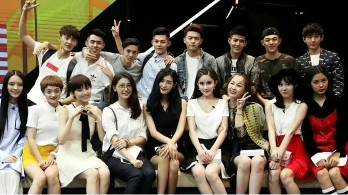 抱抱他吧…感觉他要碎掉了？