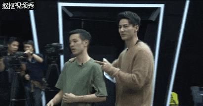 抱抱他吧…感觉他要碎掉了？