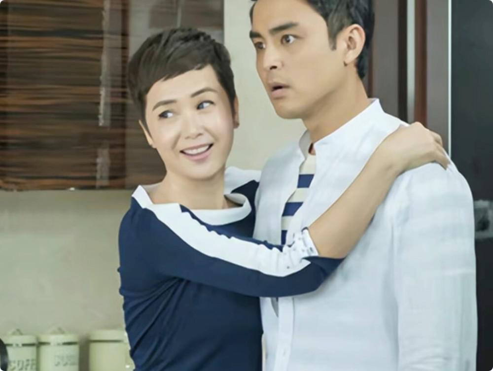 49岁贾静雯和小24岁鲜肉演姐弟恋，吻戏引热议：演母子都不为过