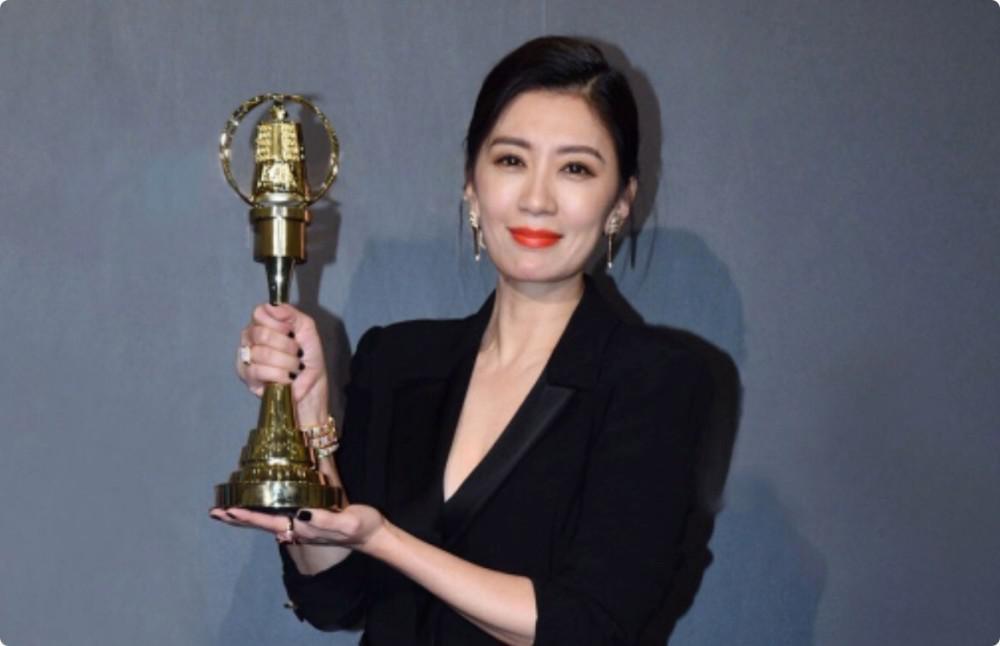 49岁贾静雯和小24岁鲜肉演姐弟恋，吻戏引热议：演母子都不为过