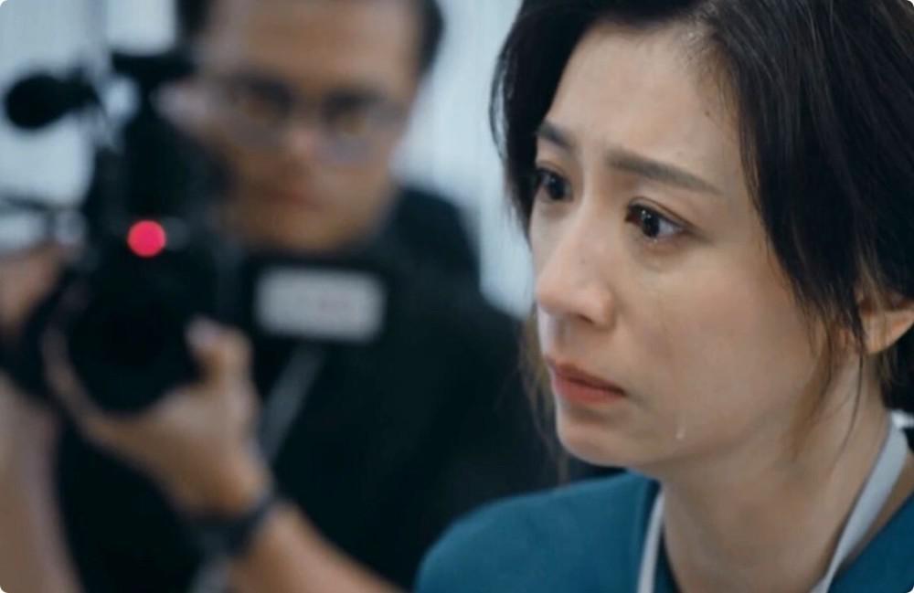 49岁贾静雯和小24岁鲜肉演姐弟恋，吻戏引热议：演母子都不为过