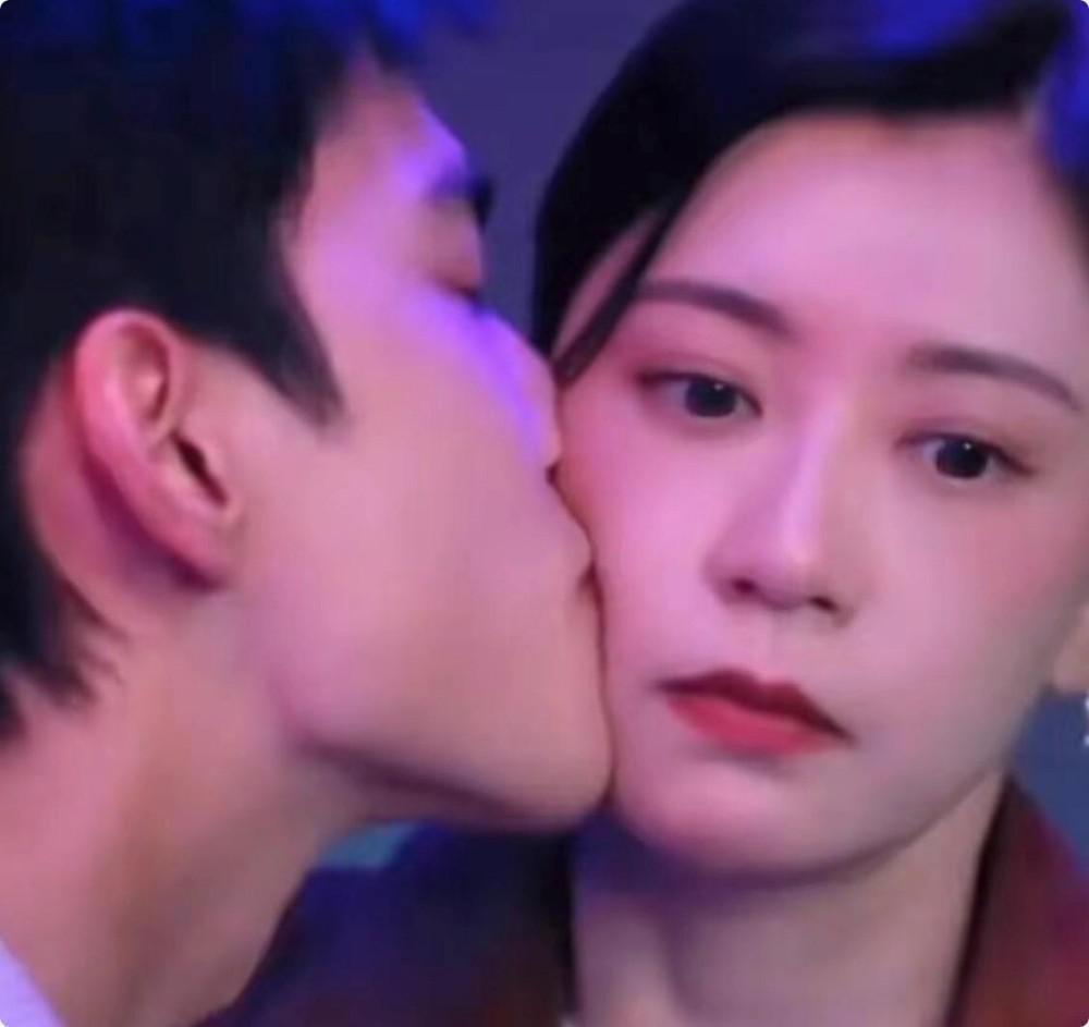 49岁贾静雯和小24岁鲜肉演姐弟恋，吻戏引热议：演母子都不为过