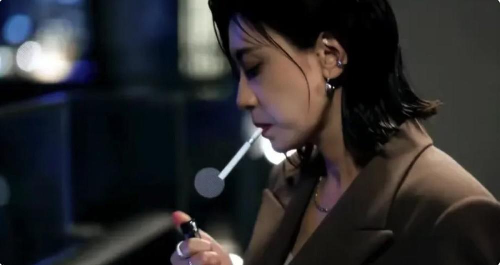 49岁贾静雯和小24岁鲜肉演姐弟恋，吻戏引热议：演母子都不为过