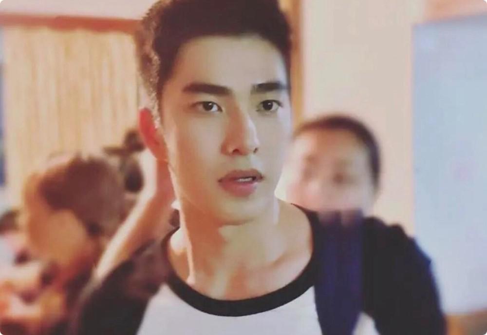 49岁贾静雯和小24岁鲜肉演姐弟恋，吻戏引热议：演母子都不为过