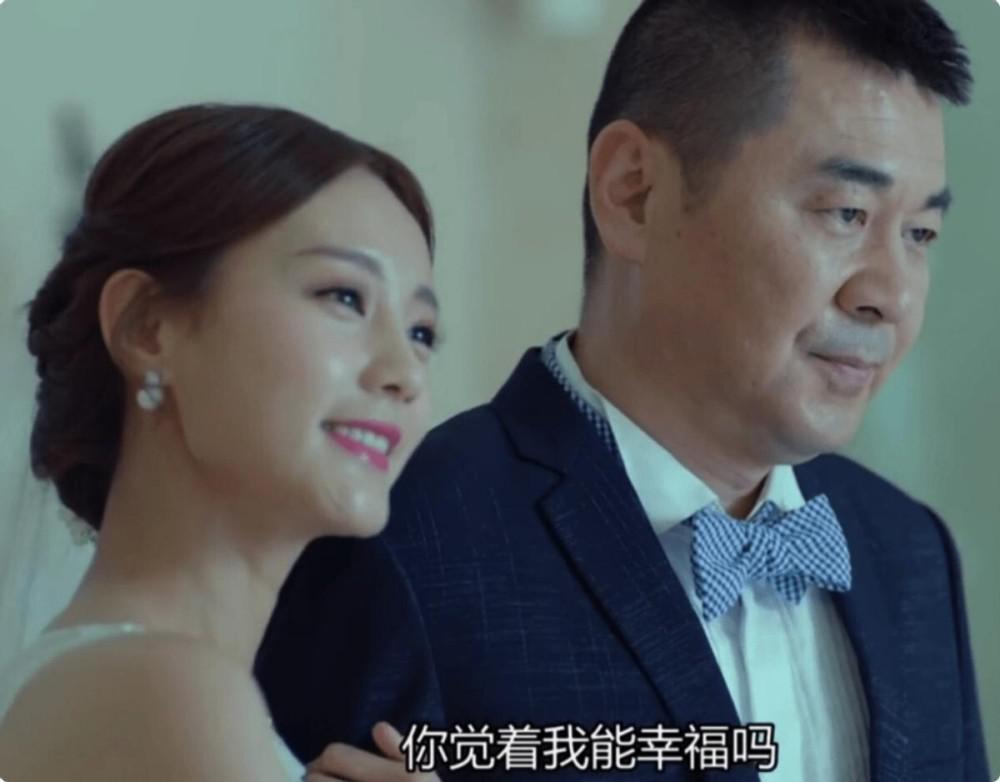 49岁贾静雯和小24岁鲜肉演姐弟恋，吻戏引热议：演母子都不为过