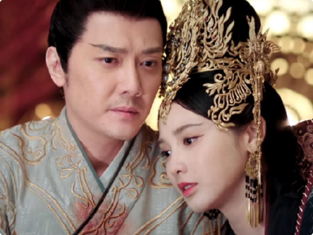 49岁贾静雯和小24岁鲜肉演姐弟恋，吻戏引热议：演母子都不为过