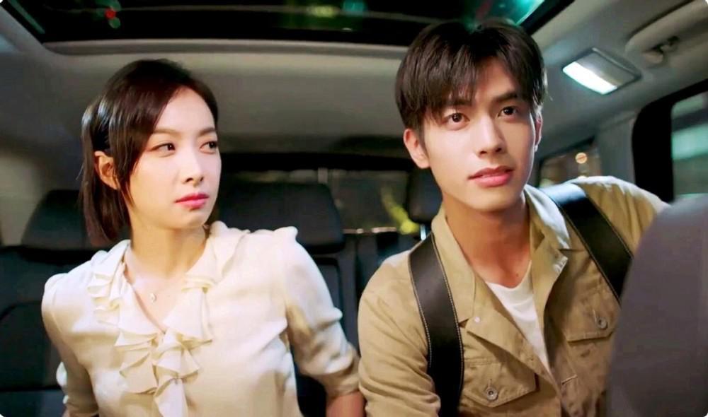 49岁贾静雯和小24岁鲜肉演姐弟恋，吻戏引热议：演母子都不为过