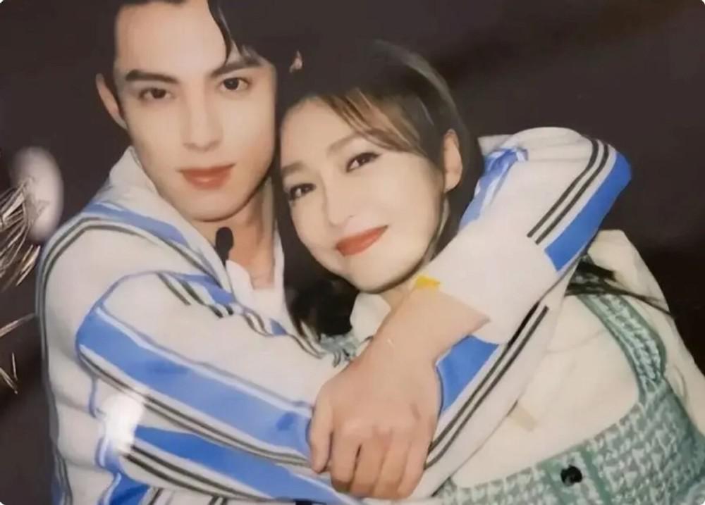 49岁贾静雯和小24岁鲜肉演姐弟恋，吻戏引热议：演母子都不为过