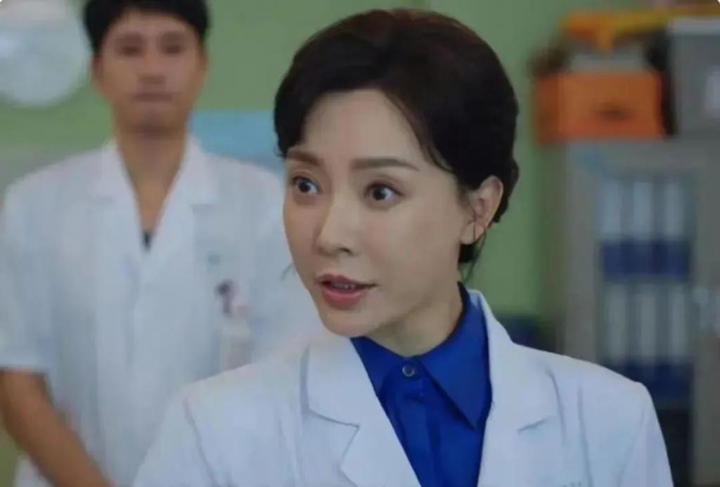 看了陈数20年前的旧照,才明白她如今的“硅胶脸”情有可原