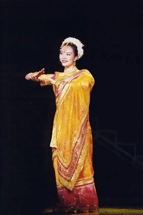 看了陈数20年前的旧照,才明白她如今的“硅胶脸”情有可原