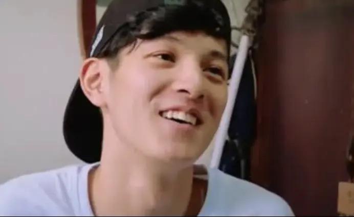 抱抱他吧…感觉他要碎掉了?