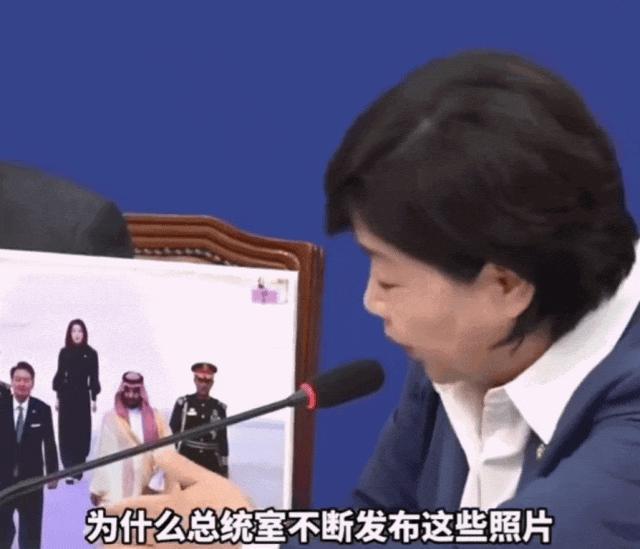 第一夫人看望老人捏脚喂饭，出访抢C位，把总统风头都抢完了