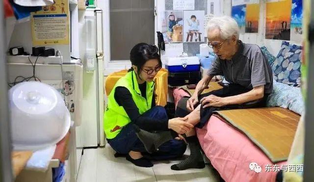 第一夫人看望老人捏脚喂饭，出访抢C位，把总统风头都抢完了