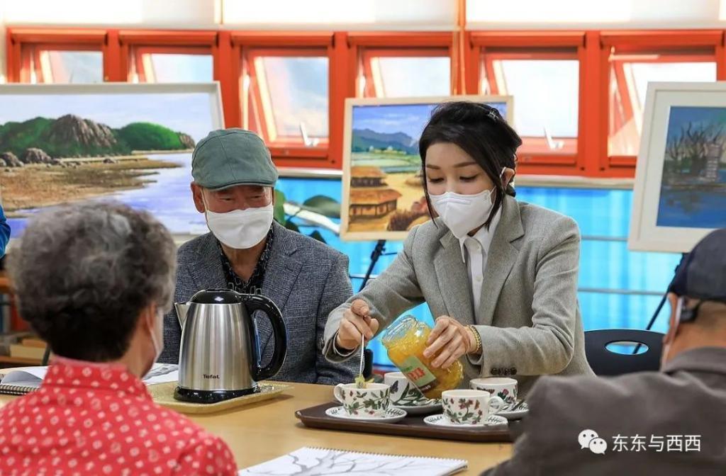 第一夫人看望老人捏脚喂饭，出访抢C位，把总统风头都抢完了