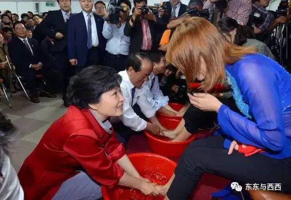 第一夫人看望老人捏脚喂饭，出访抢C位，把总统风头都抢完了