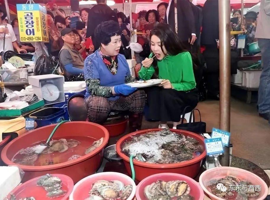 第一夫人看望老人捏脚喂饭，出访抢C位，把总统风头都抢完了