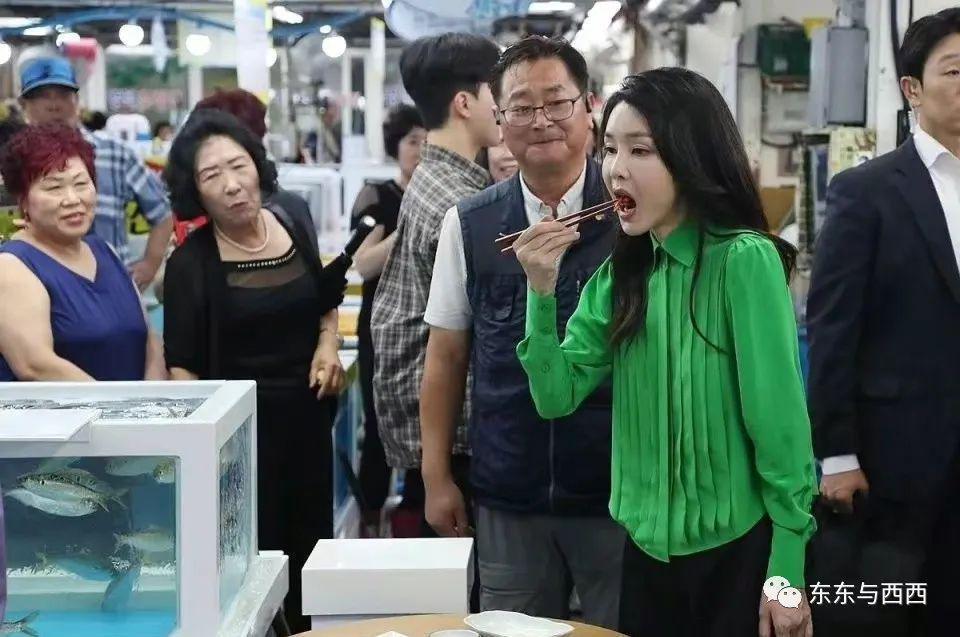 第一夫人看望老人捏脚喂饭，出访抢C位，把总统风头都抢完了