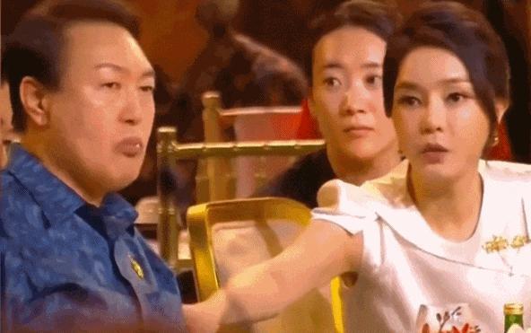 第一夫人看望老人捏脚喂饭，出访抢C位，把总统风头都抢完了
