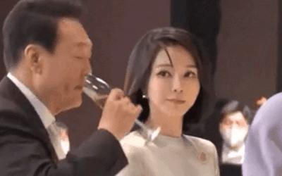 第一夫人看望老人捏脚喂饭，出访抢C位，把总统风头都抢完了