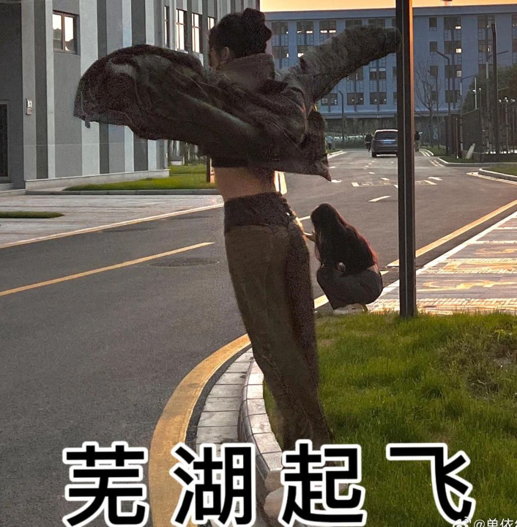 她在线发疯，全网却爱死了？