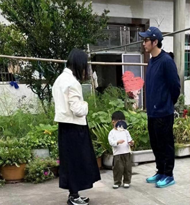 金世佳夫妇罕同框，老婆露漂亮又温婉，网友：好眼光