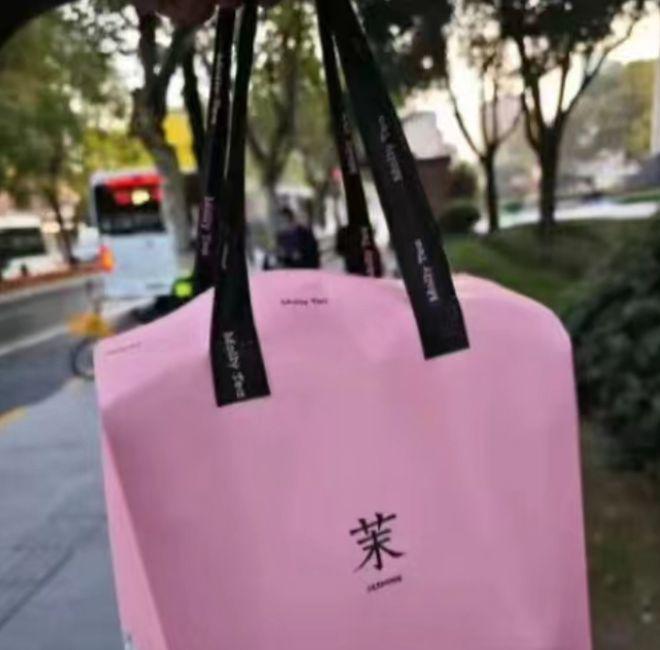 刘亦菲剧组杀青庆贺：请全组员工喝奶茶，送主创LV！