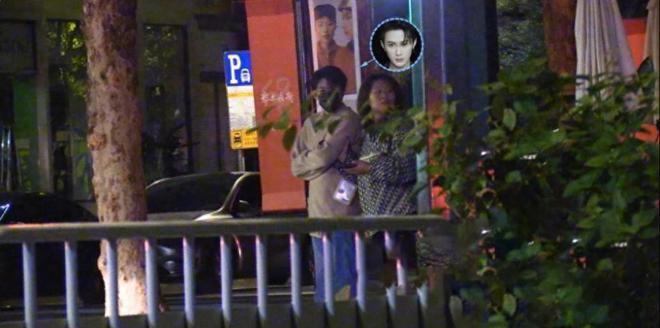 檀健次和经纪人聚餐，酒后搂肩，和异性无边界感引争议