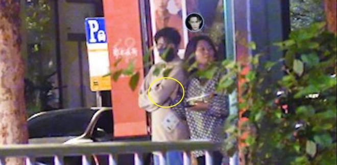 檀健次和经纪人聚餐，酒后搂肩，和异性无边界感引争议