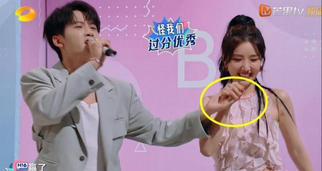 檀健次和经纪人聚餐，酒后搂肩，和异性无边界感引争议