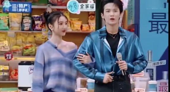 檀健次和经纪人聚餐，酒后搂肩，和异性无边界感引争议