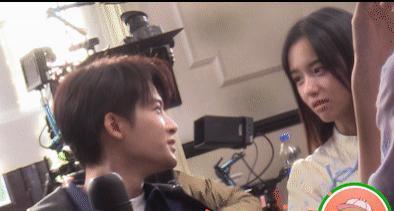 檀健次和经纪人聚餐，酒后搂肩，和异性无边界感引争议