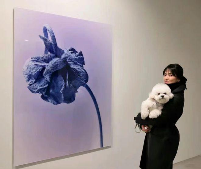 宋慧乔晒合照：束腰皮衣好酷炫，暖心为朋友做宣传！