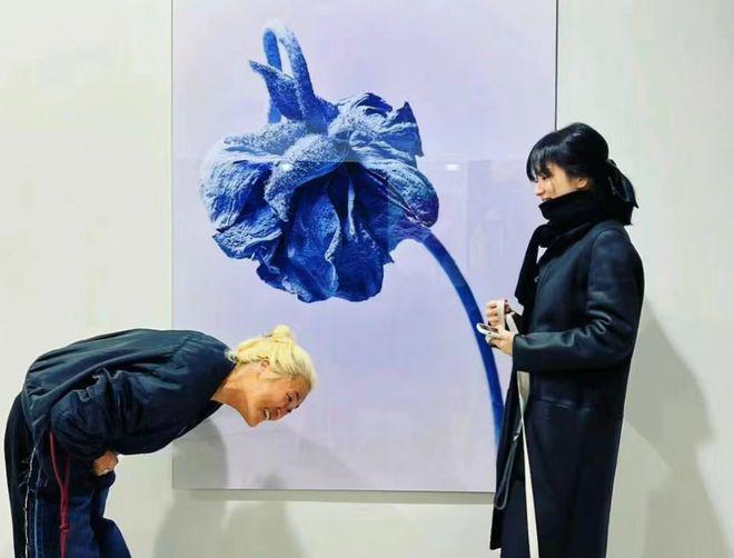 宋慧乔晒合照：束腰皮衣好酷炫，暖心为朋友做宣传！