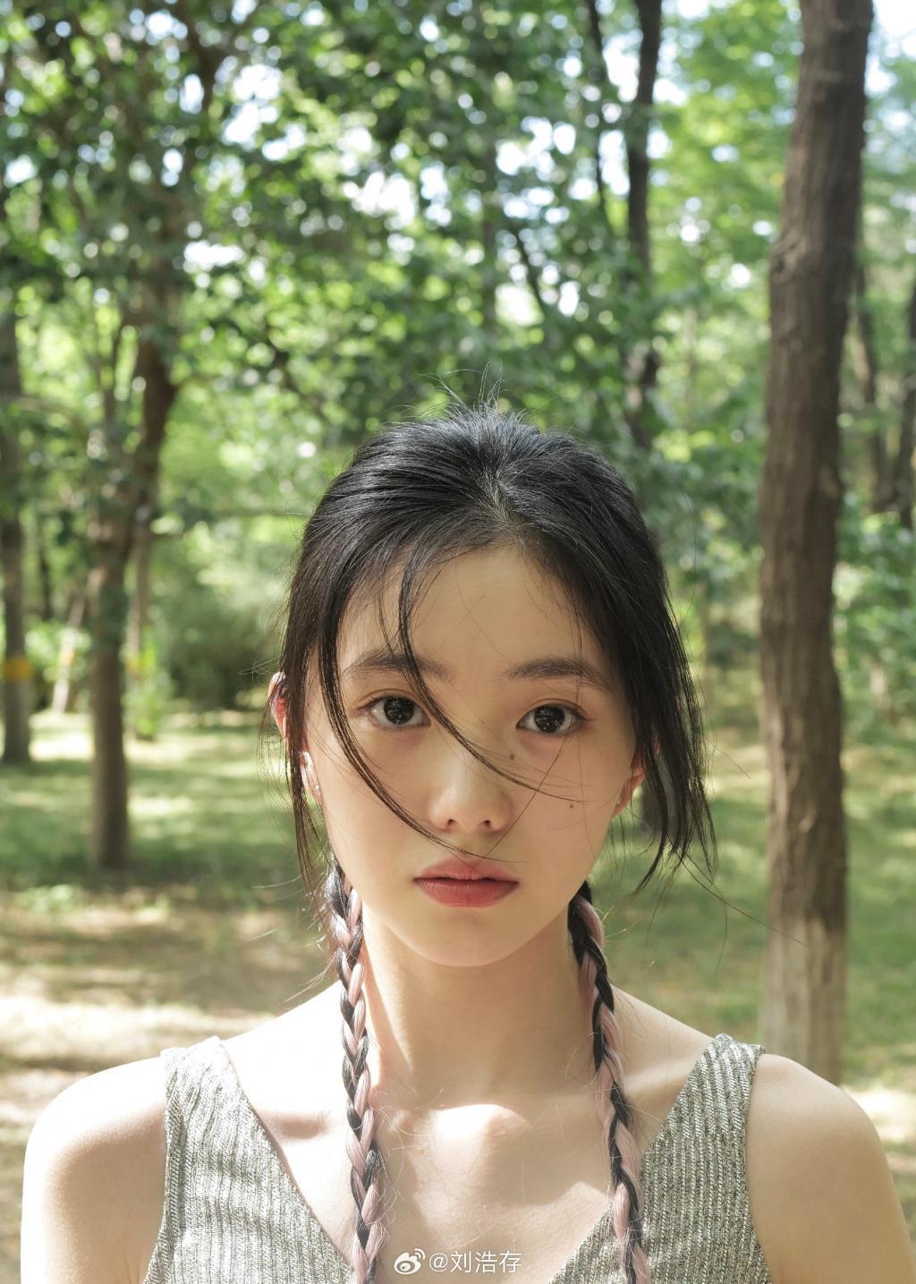 刘浩存素颜清纯可人 置身林间氧气感满分
