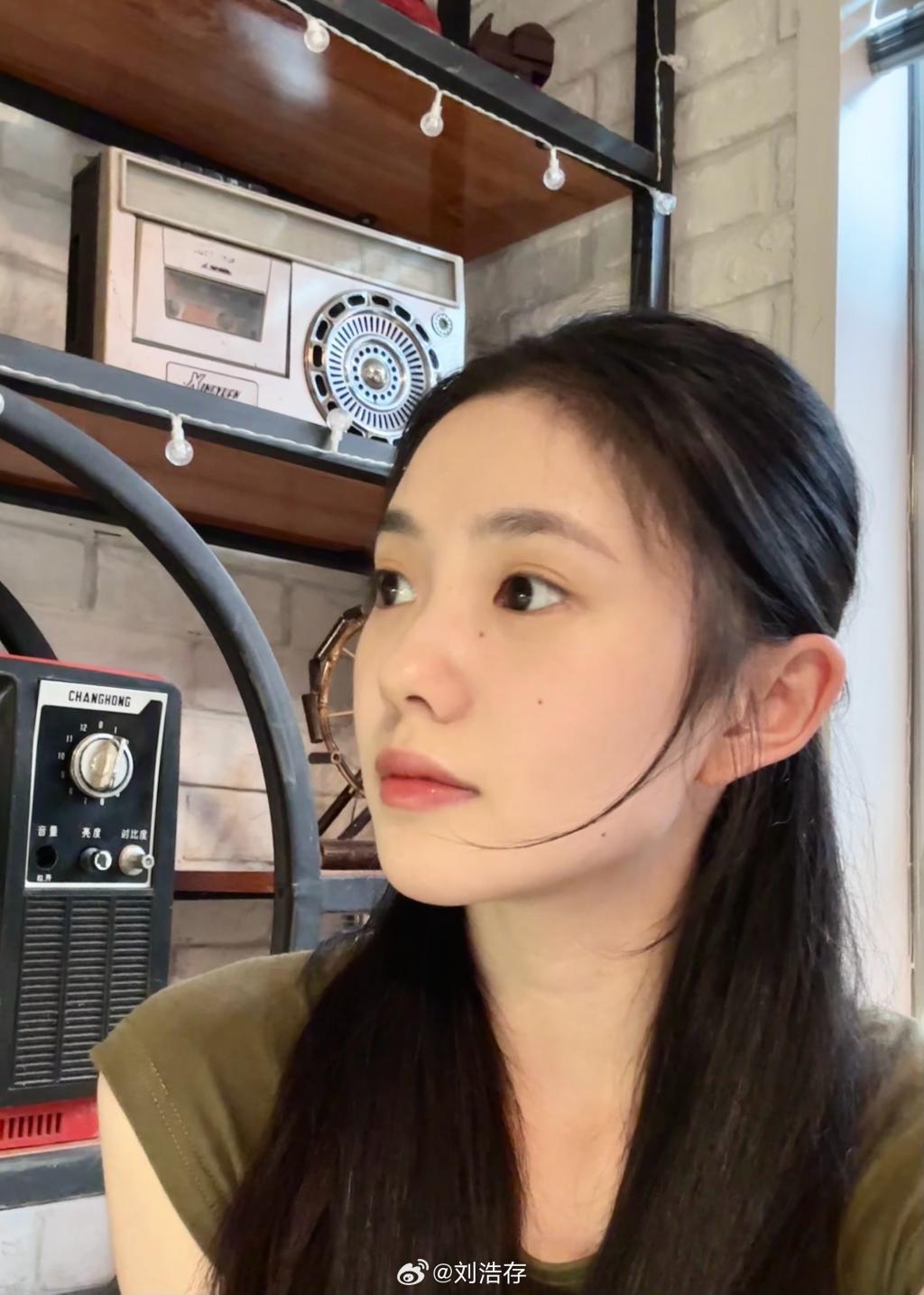刘浩存素颜清纯可人 置身林间氧气感满分