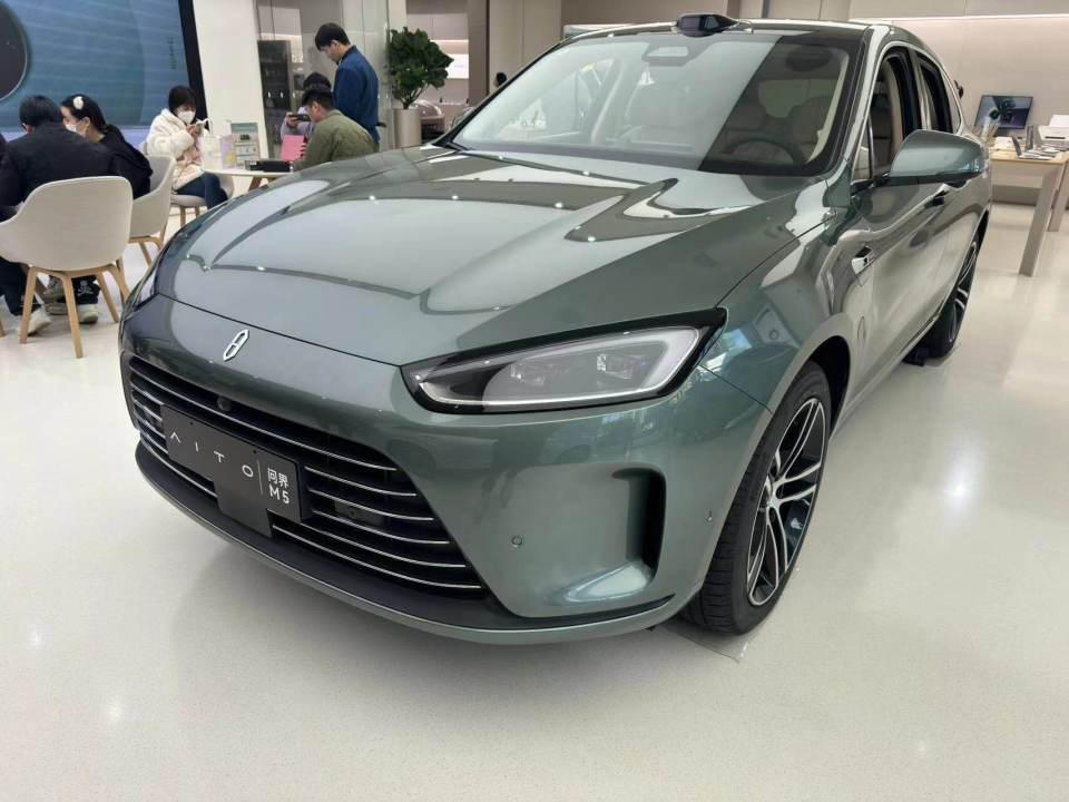 问界倒车撞上比亚迪 AEB功能边界何在？记者走访华为线下门店